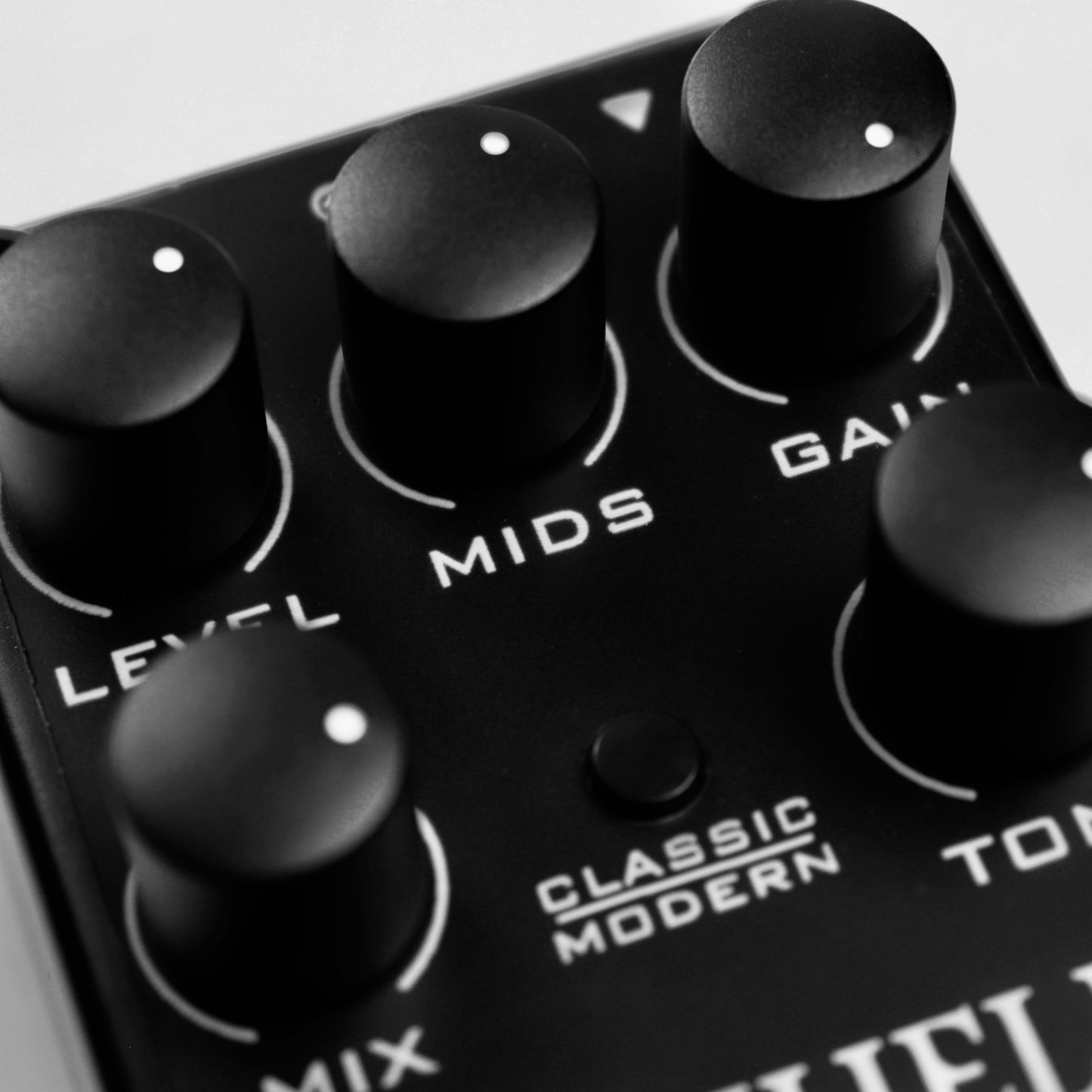 Unser Bass Distortion Pedal hat auch einen Regler für die Mitten damit du an deinem Bass noch mehr Kontrolle hast