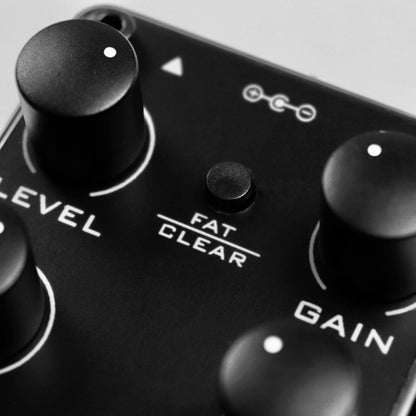 Bei unserem Overdrive Effektpedal kannst du zwischen Fat und Clear wählen